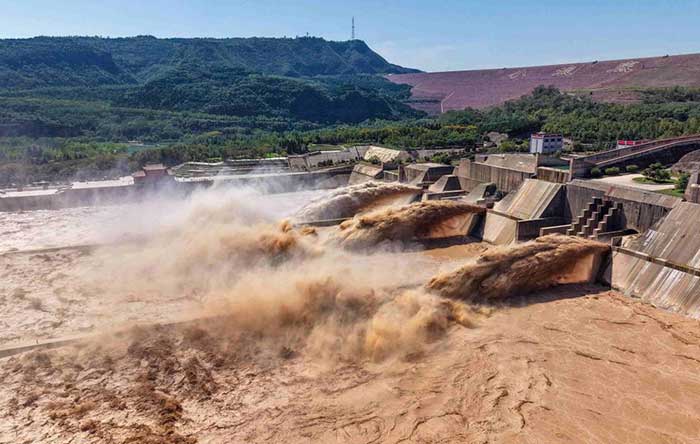 Torrents of water carrying sediment are discharged from the Xiaolangdi Reservoir in Luoyang, central China's Henan province.