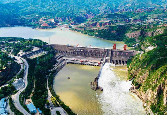 A water and sediment diversion project is launched at the Sanmenxia Reservoir in central China's Henan province.