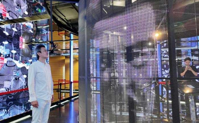 A reader interacts with the digital Lu Xun at the Metaverse Experience Hall of the Beijing Library.