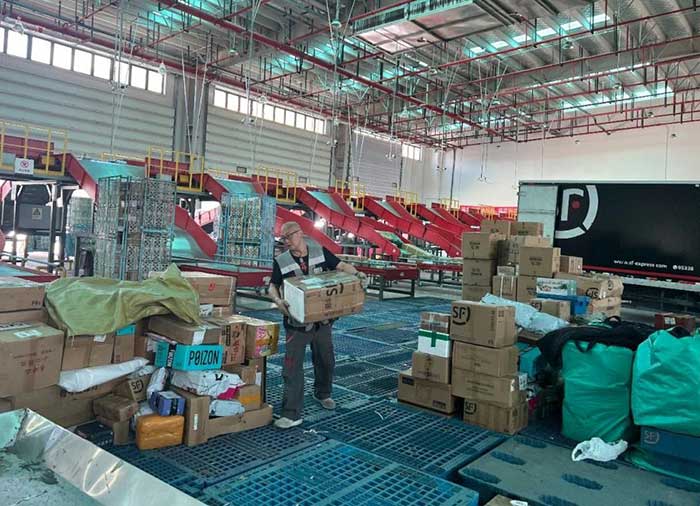 Local residents ship matsutake mushrooms at a courier station of SF Express in Tuanjie Xincun village, Lhasa, southwest China's Xizang autonomous region.