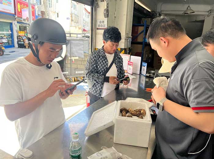 Local residents ship matsutake mushrooms at a courier station of SF Express in Tuanjie Xincun village, Lhasa, southwest China's Xizang autonomous region.