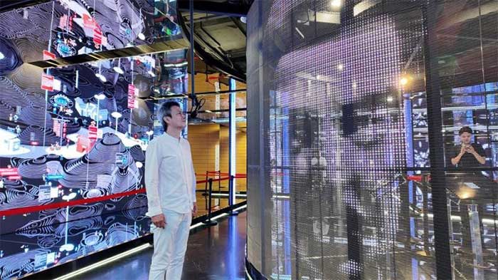 A reader interacts with the digital Lu Xun at the Metaverse Experience Hall of the Beijing Library.