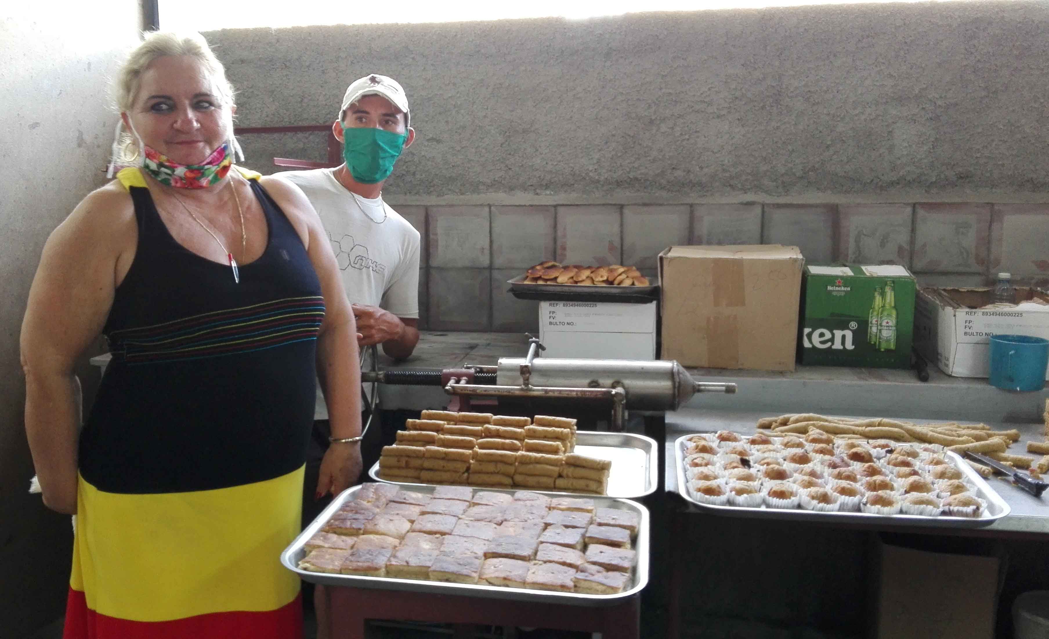 Various types of sweets, croquettes and other food are elaborated for the visitors.